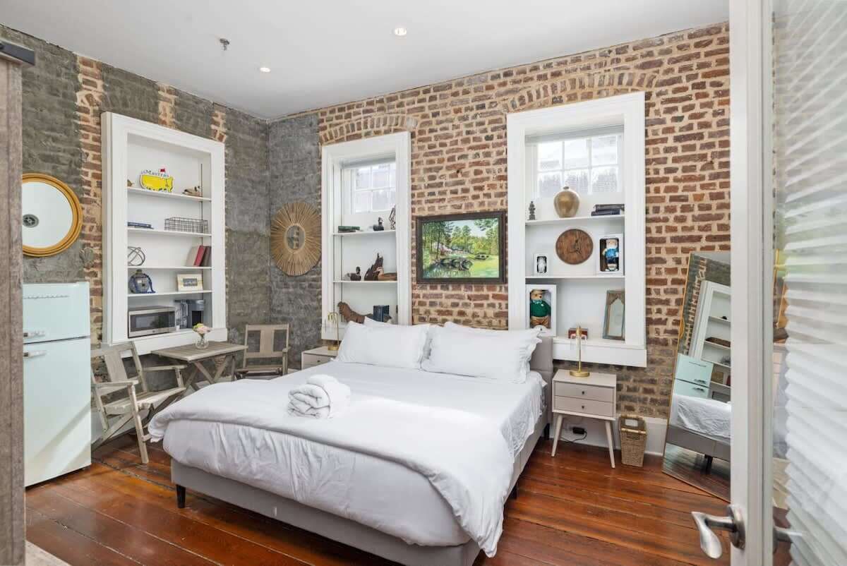 5 soverom, skrivebord, strykejern/-brett og reiseseng for barn