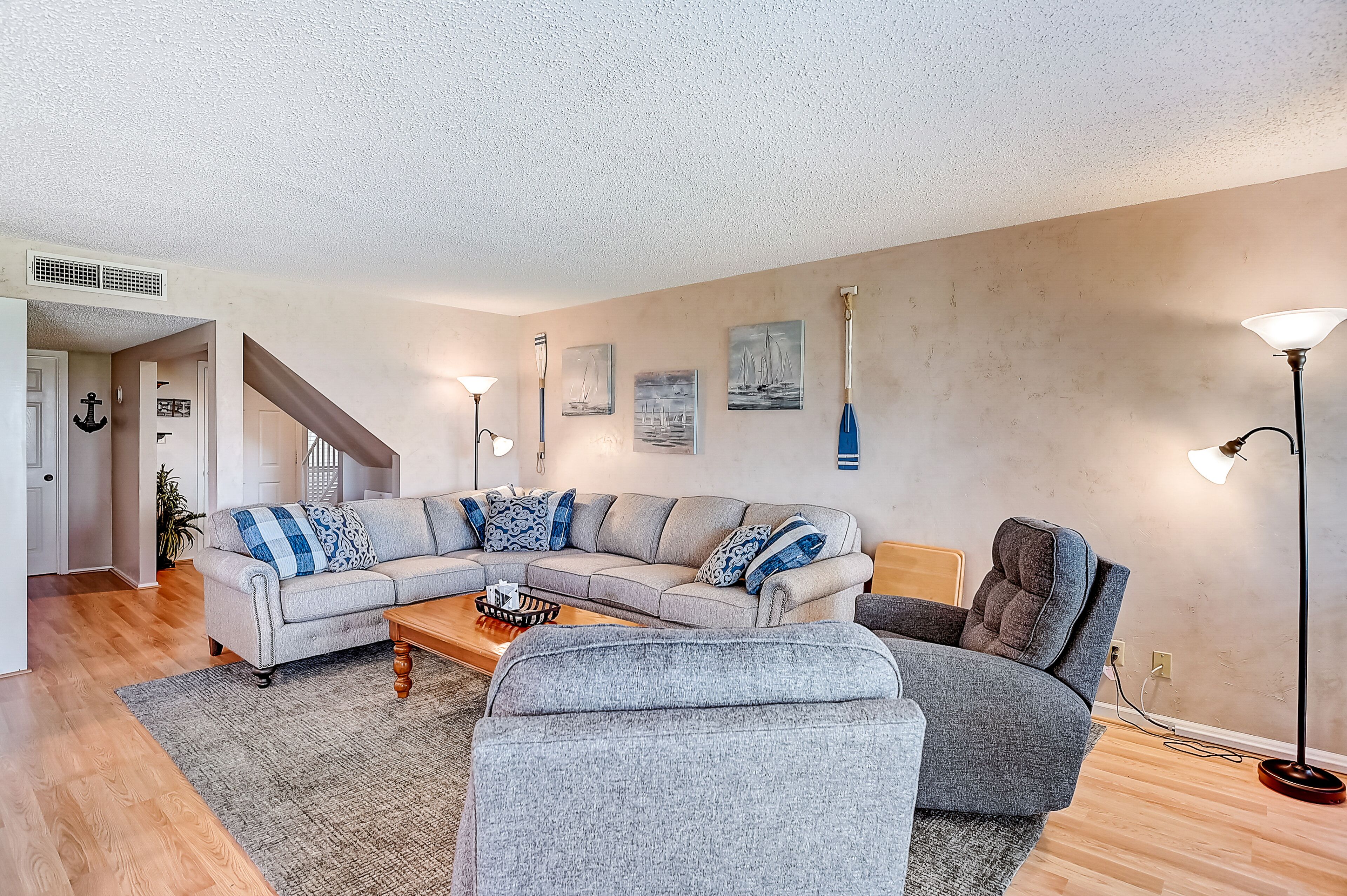 2-story townhouse with balcony, outdoor pool, tennis, grill, basketball, & AC