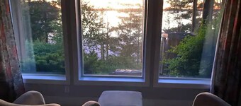 The County Beach House - Waterfront Cottage