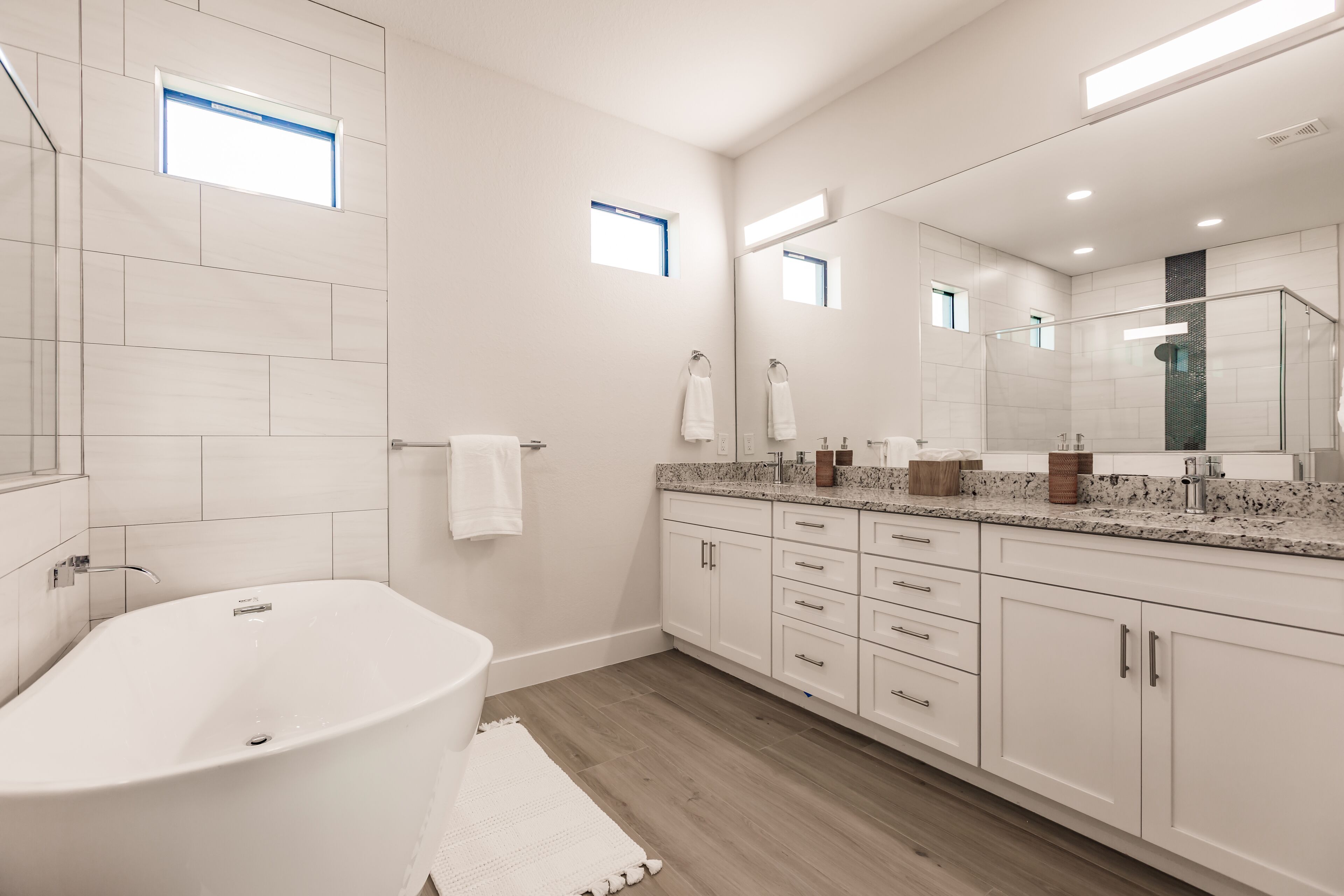 4 bedroom home, NEW, hot tub, brand new pool 11/1/23