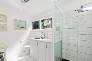 Dusche, Haartrockner, Handtücher