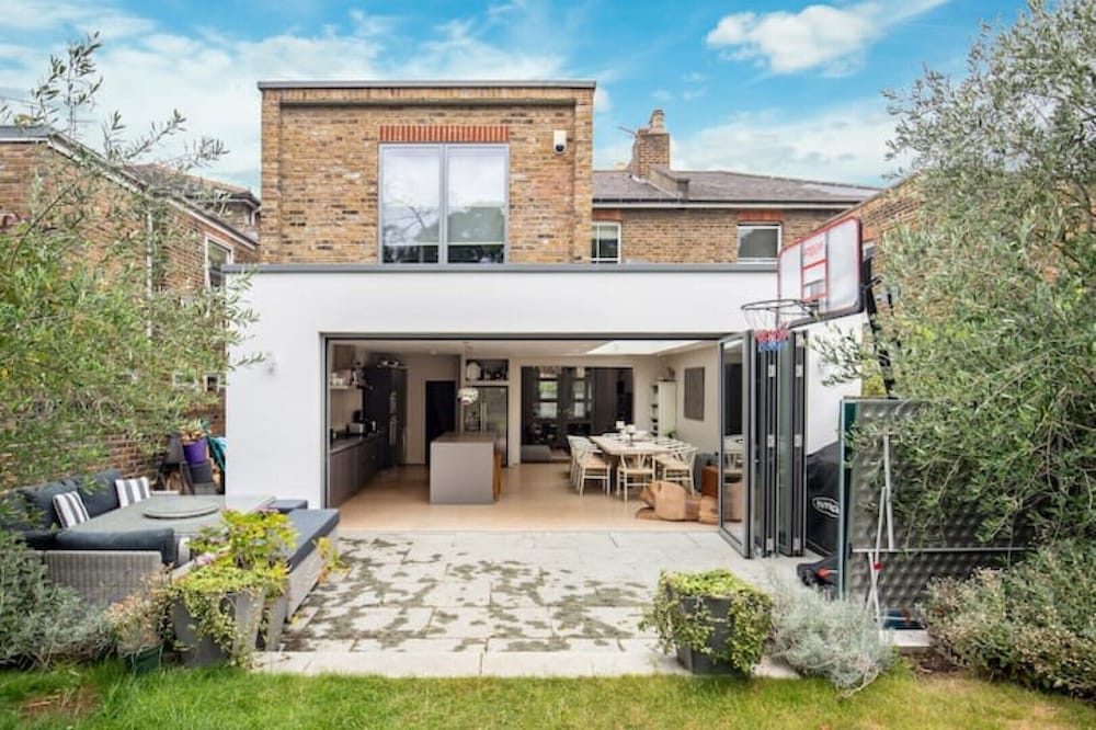 Spacious & Stylish Family Home With Lovely Garden
