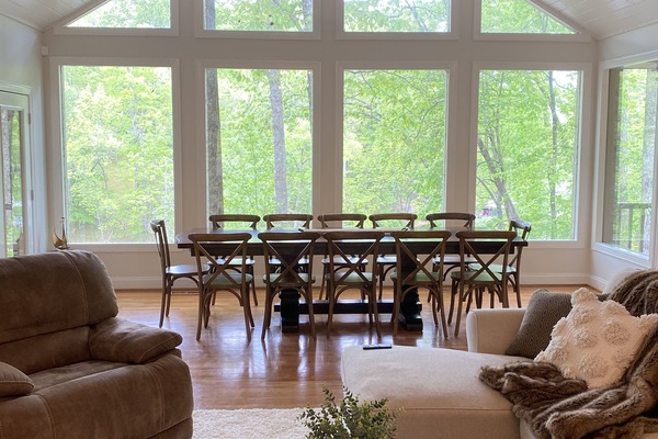 Televisor intel·ligent i taula de tennis de taula