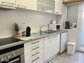 Apartment | Private kitchen - Moreda Garden Apartment by Trip2Portugal (Porto)