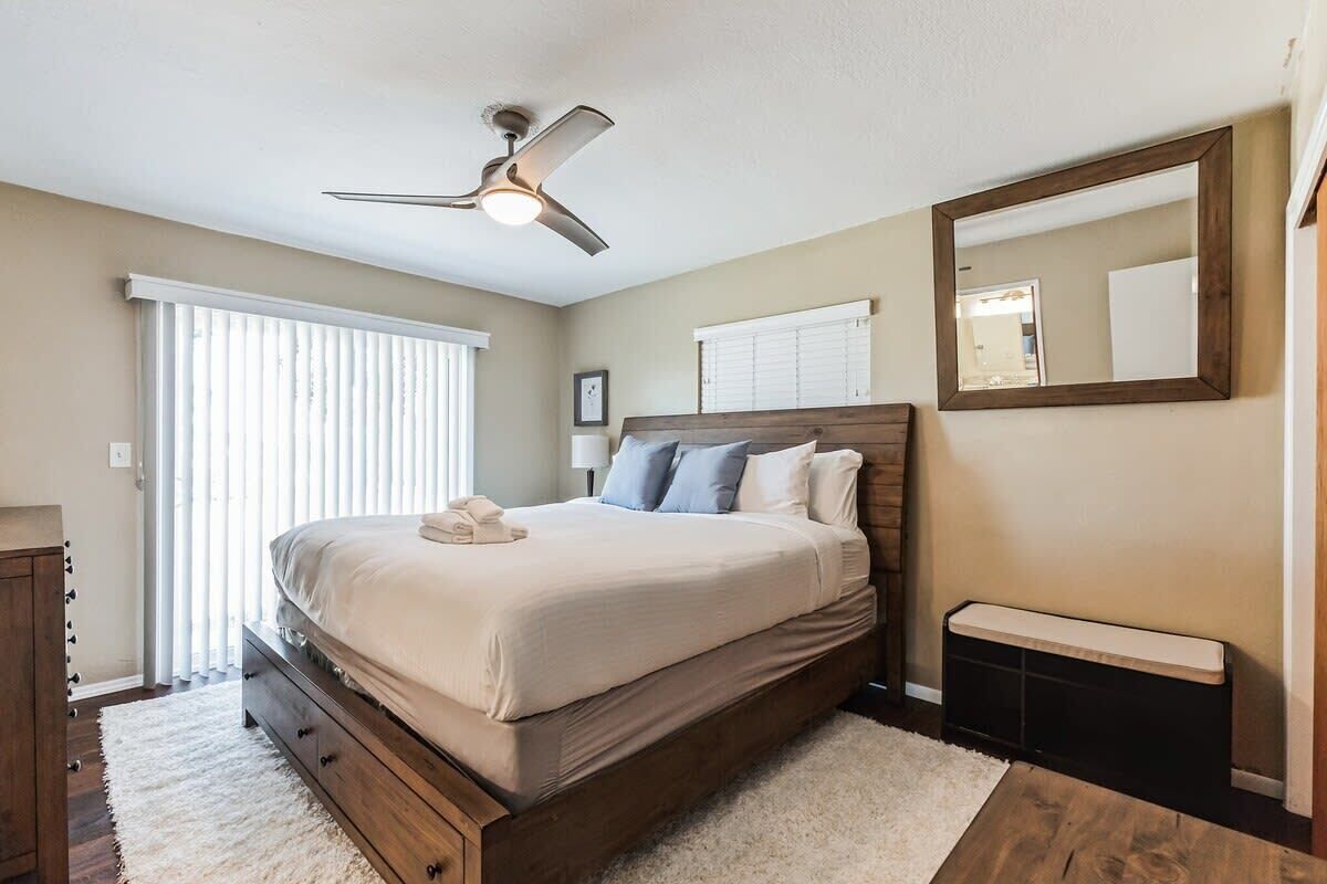 4 bedrooms, iron/ironing board, WiFi, bed sheets