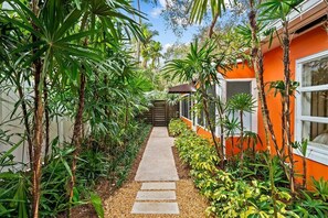 Property grounds - The Twins Summary:
Th (Fort Lauderdale)