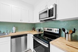 Fridge, microwave, oven, stovetop - The Twins (2) Kings (2) Baths (Fort Lauderdale)