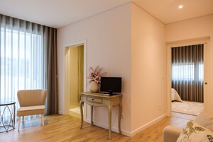 家庭房, 1 张大床和 1 张沙发床, 冰箱 | 起居区 | 62-厘米智能电视（配备有线频道）、电视、Netflix