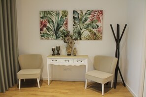 Family Room, 1 Queen Bed with Sofa bed, Refrigerator | Premium bedding, minibar, individually decorated, individually furnished - Rito Hall da Serra (Porto de Mos)