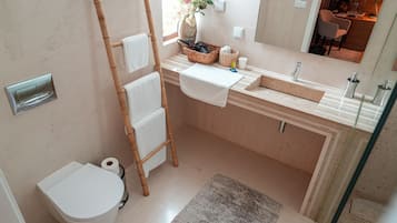 Deluxe kamer | Badkamer | Een douche, een regendouche, gratis toiletartikelen, een haardroger