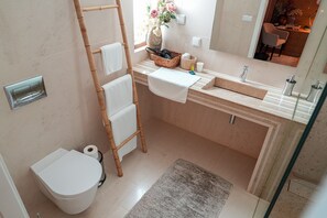 豪華客房 | 浴室 | 淋浴設備、雨淋花灑、免費梳洗用品、風筒