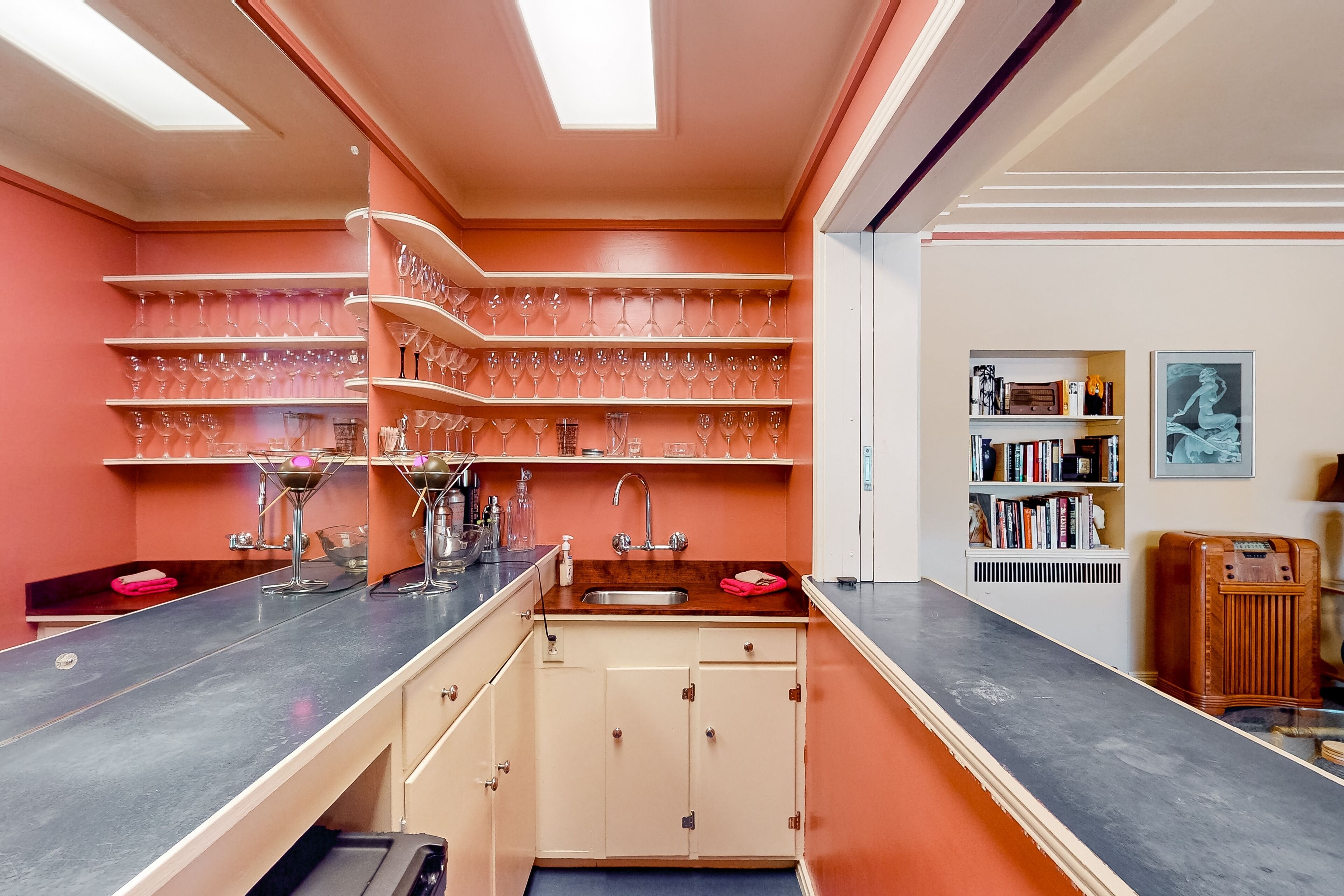 Vintage downtown apt with balcony, W/D, streaming, kitchen & close to the ocean