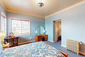 3 slaapkamers, een strijkplank/strijkijzer, wifi, beddengoed