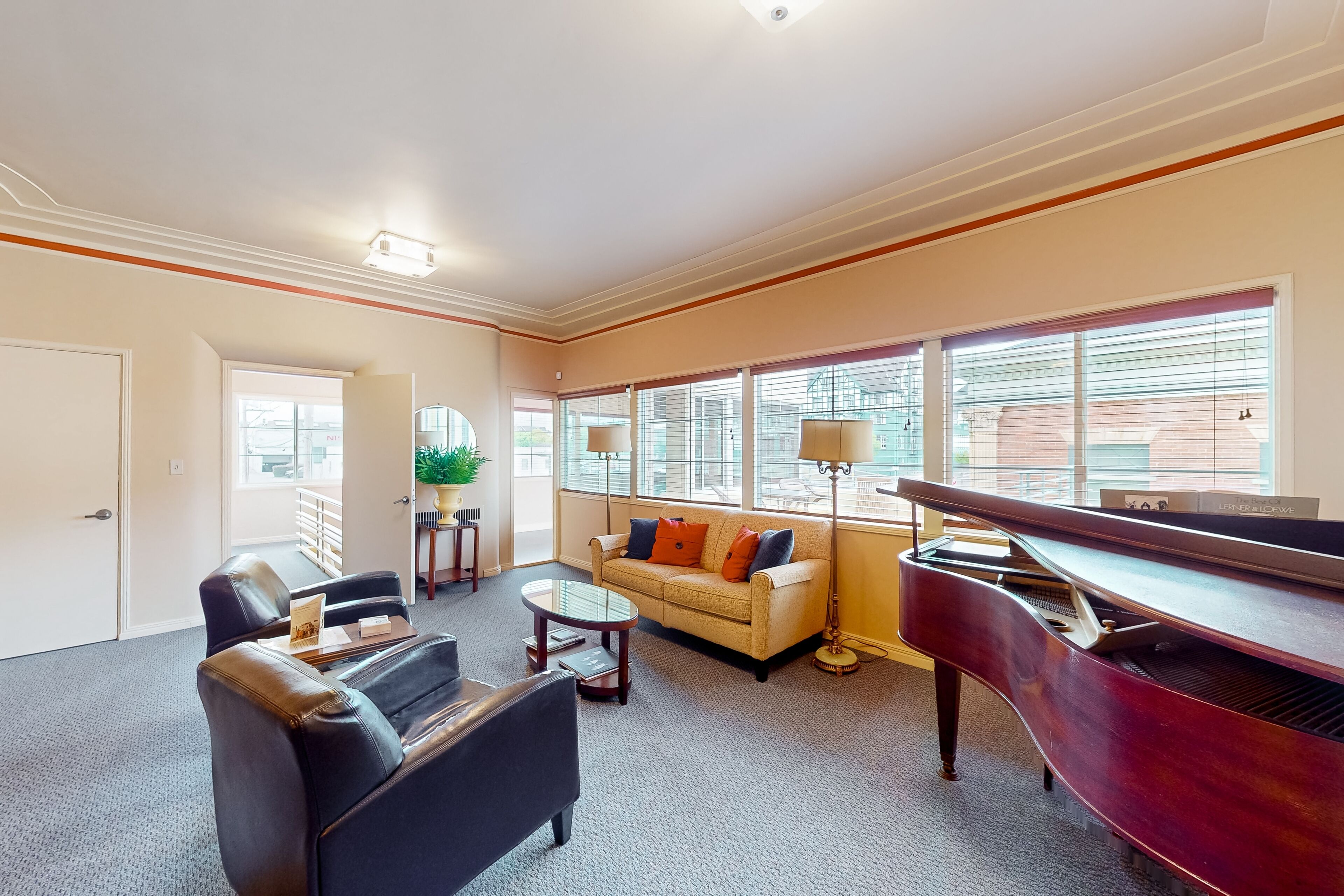 Vintage downtown apt with balcony, W/D, streaming, kitchen & close to the ocean