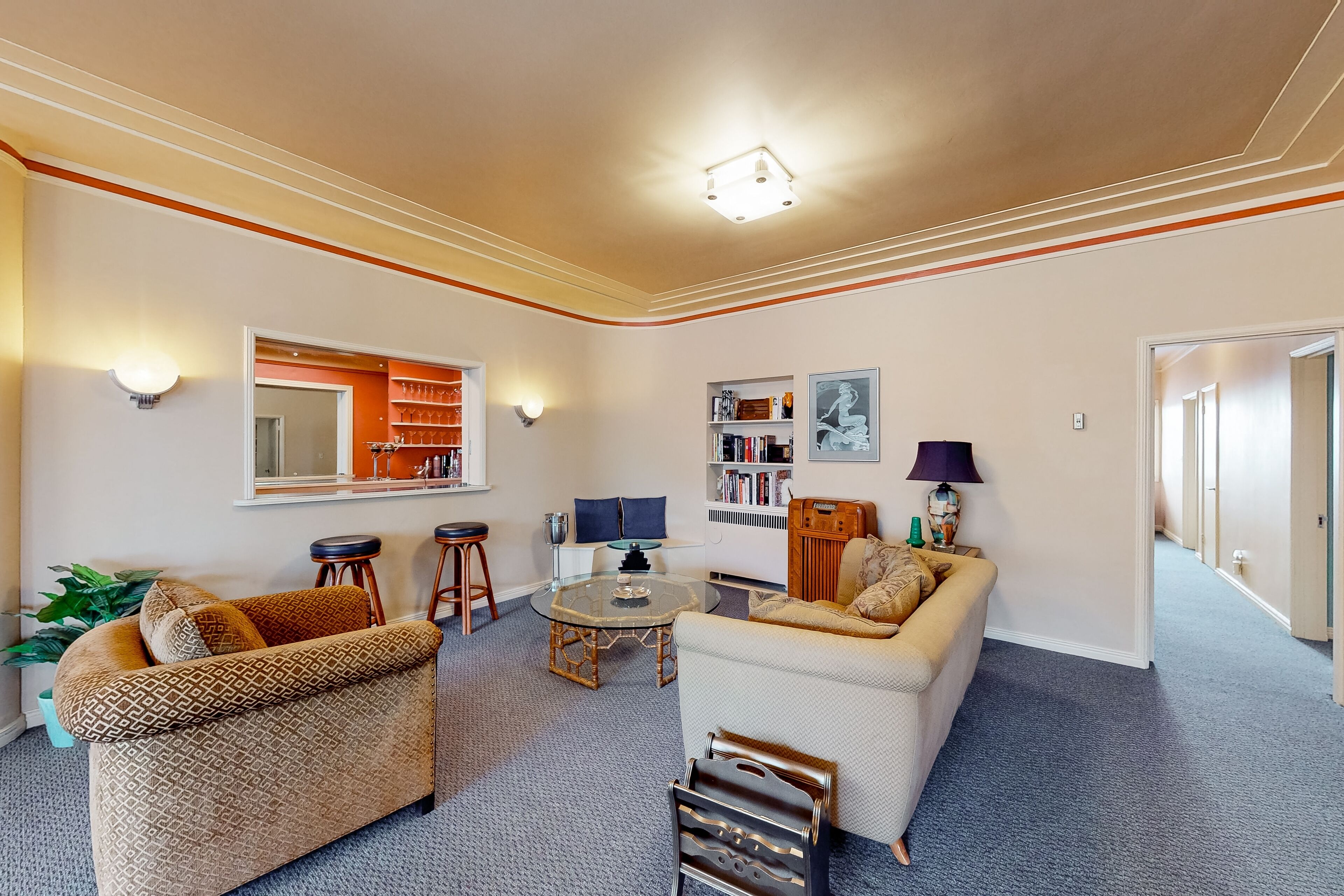 Vintage downtown apt with balcony, W/D, streaming, kitchen & close to the ocean