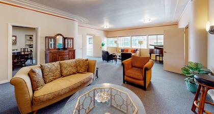 Vintage downtown apt with balcony, W/D, streaming, kitchen & close to the ocean