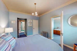 3 habitaciones, tabla de planchar con plancha, wifi y ropa de cama 