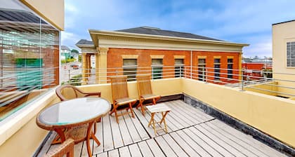 Vintage downtown apt with balcony, W/D, streaming, kitchen & close to the ocean