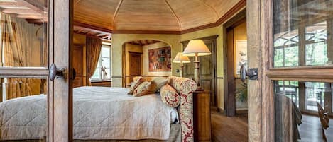 14 habitaciones, escritorio y tabla de planchar con plancha