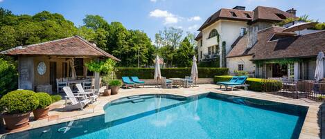 Una piscina al aire libre, una piscina climatizada