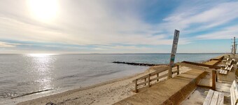 Quintessential Martha's Vineyard cottage with yard/patio - walk to Inkwell Beach