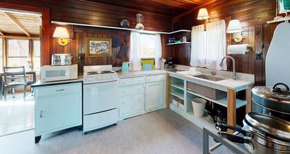 Quintessential Martha's Vineyard cottage with yard/patio - walk to Inkwell Beach