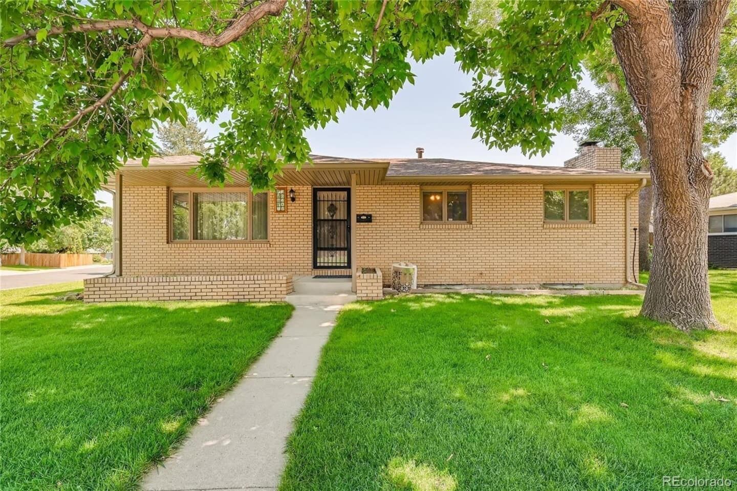 Cheerful 3 bedroom 2 blocks from Lake Loveland! Great place for families.
