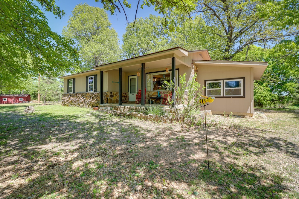 Charming Harriet Getaway w/ Fire Pit!
