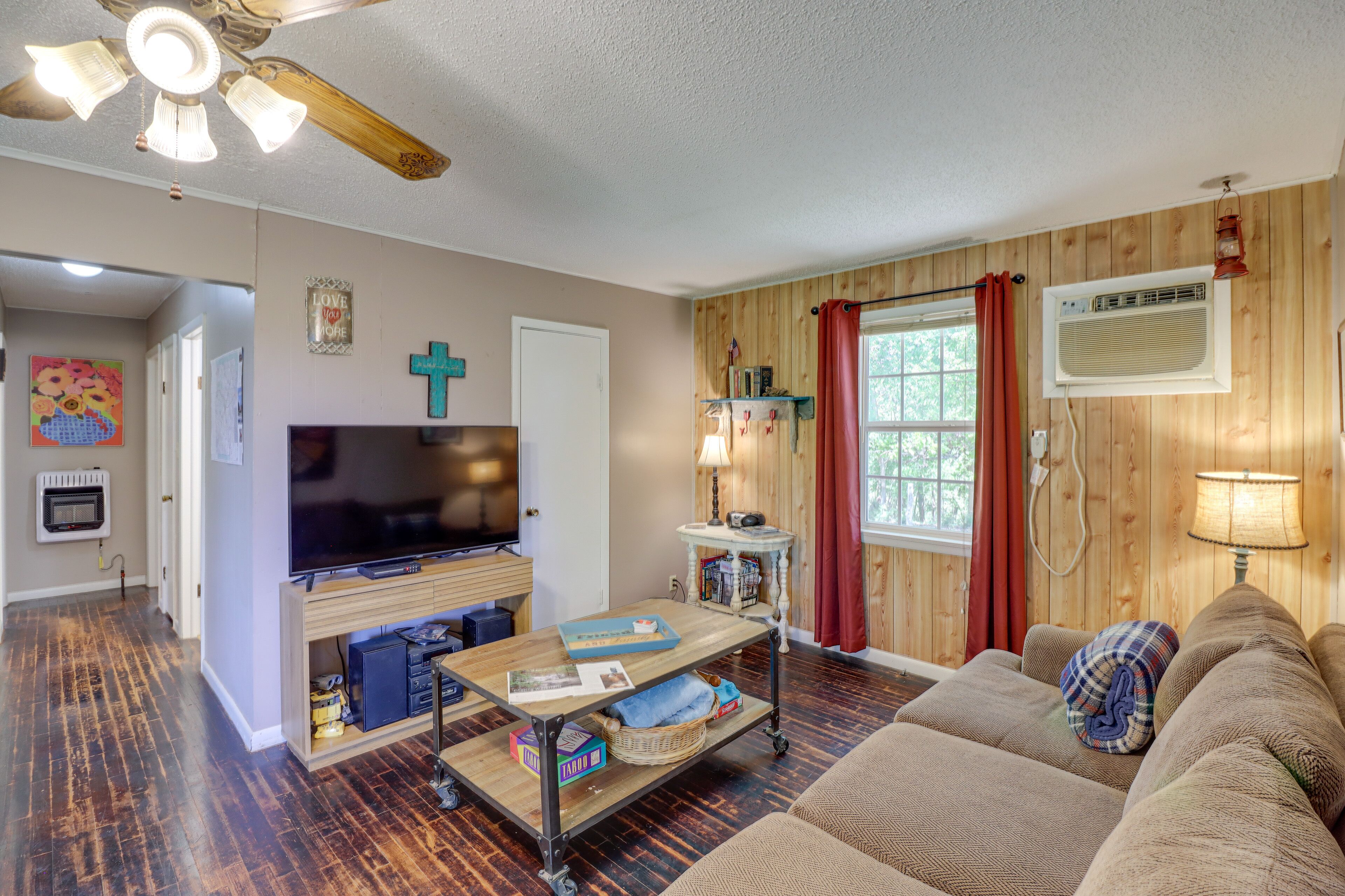 Charming Harriet Getaway w/ Fire Pit!