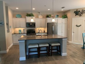 Private kitchen - Beautiful spacious 3 bedroom/ 2 bath pool home with an outdoor kitchen  (Rotonda West)