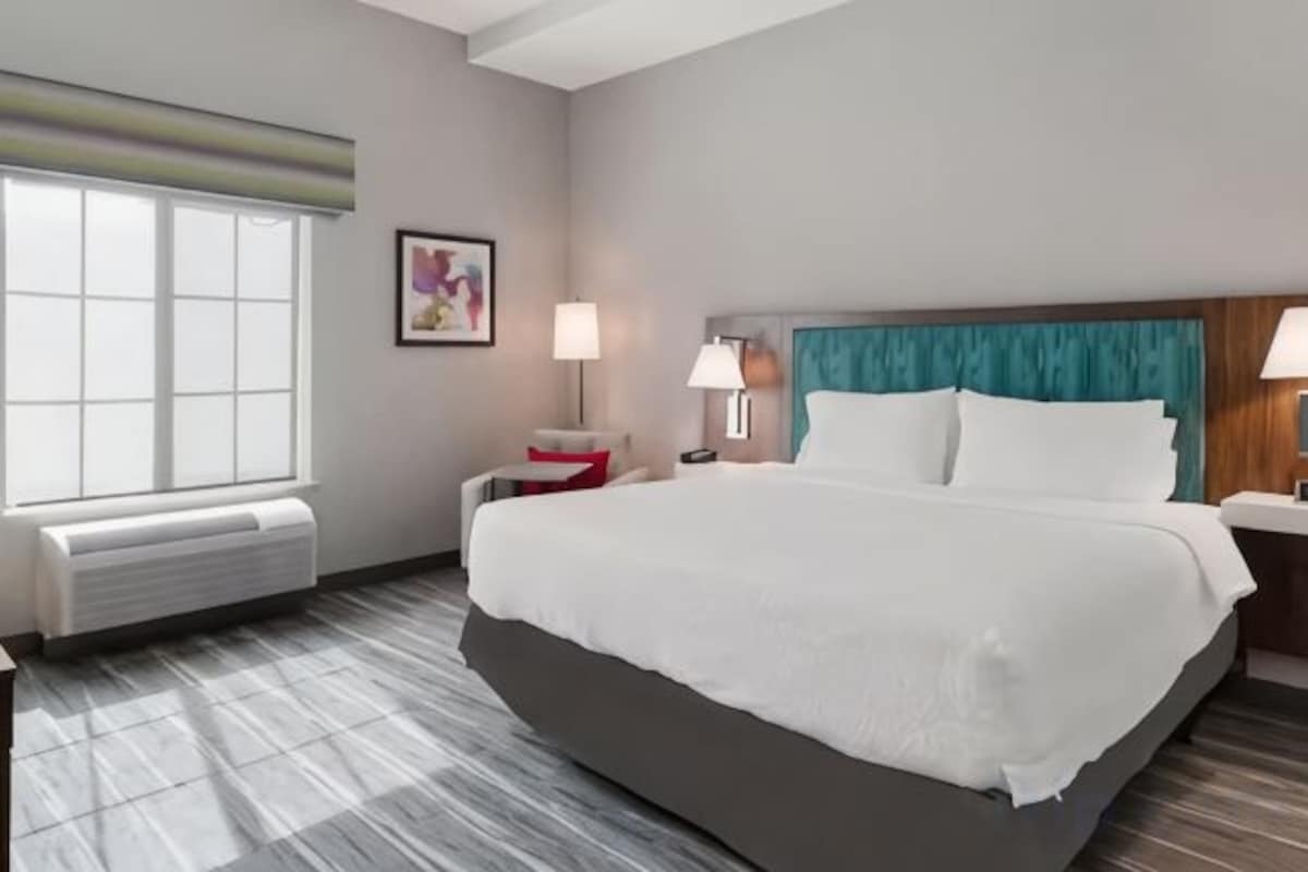 King Room With Roll-in Shower-Mobility Accessible