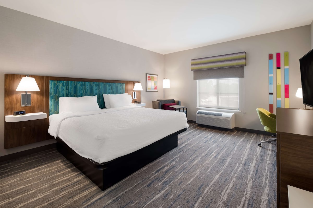 Room, 1 King Bed, Refrigerator & Microwave