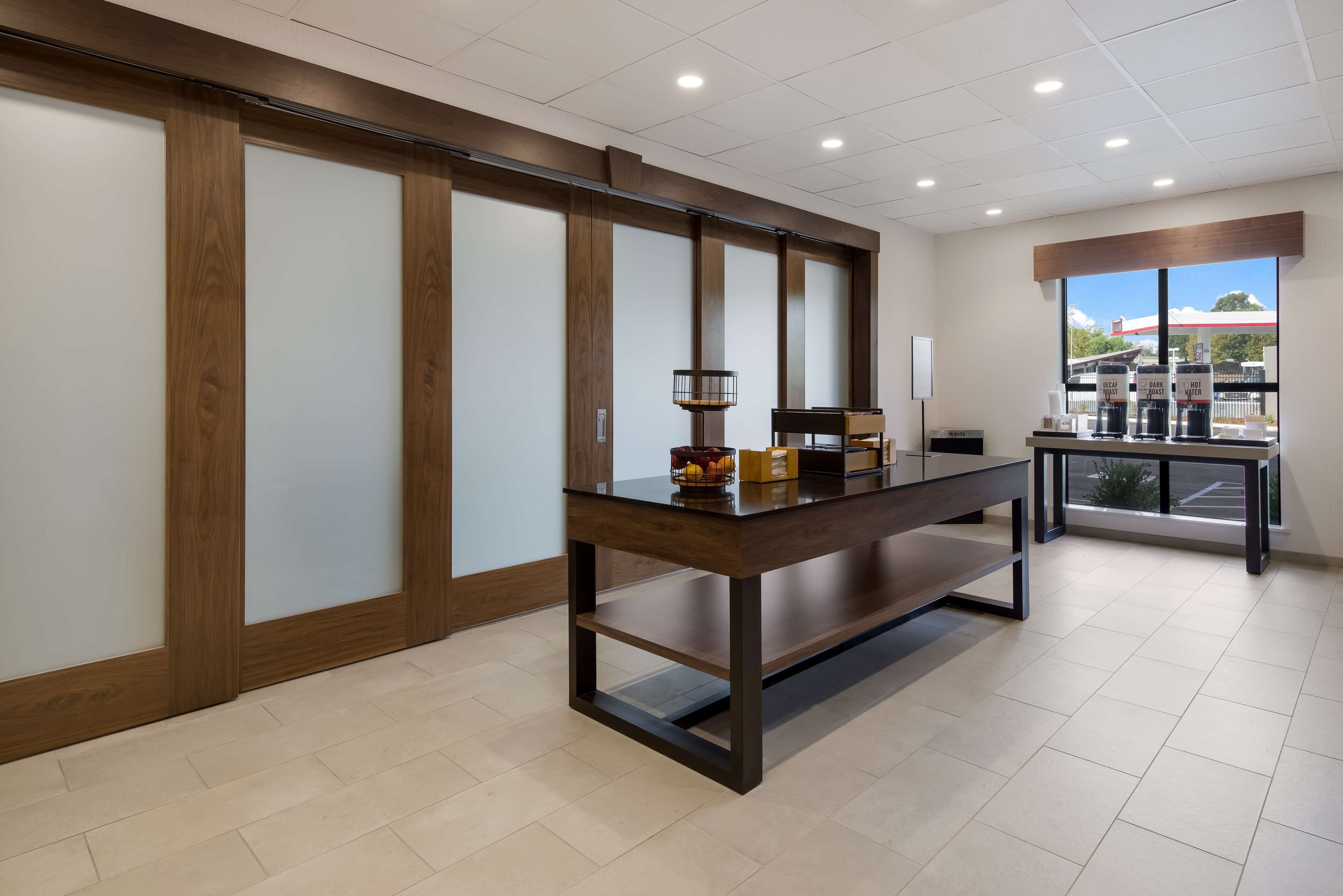 朝食 (ビュッフェ)、毎日提供 (無料)