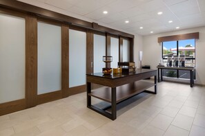 بوفيه فطور مجانًا يوميًا