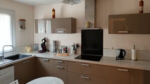 Kaffetrakter/tekoker, kjøleskap, mikrobølgeovn og ovn