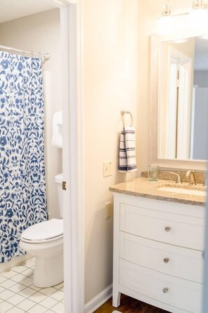 Shower, hair dryer, towels - Summer Special! Steps to Village & Pier (St. Simons Island)