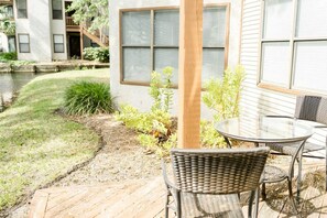 Outdoor dining - Summer Special! Steps to Village & Pier (St. Simons Island)