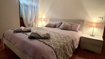 2 quartos, escrivaninha, ferros/tábuas de passar roupa, Wi-Fi