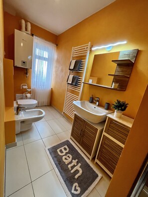 Dusche, Haartrockner, Hausschuhe, Bidet