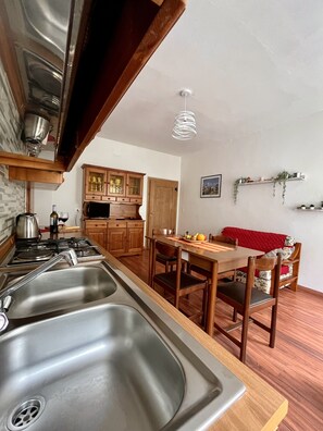 Kühlschrank, Ofen, Herdplatte, Wasserkocher