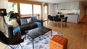 Un apartamento moderno con sala de estar, comedor y cocina.
