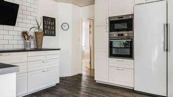 Frigorífico, microondas, horno y lavavajillas