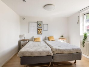 4 bedrooms, iron/ironing board