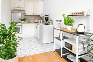 Køleskab, mikrobølgeovn, ovn, kogeplade