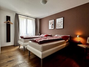 2 habitaciones, escritorio, tabla de planchar con plancha y wifi gratis 