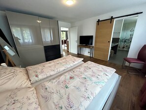 2 bedrooms, desk, iron/ironing board, free WiFi