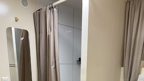 A bathroom with a shower, toilet, and a mirror. - Rez de Villa vue mer (Sari-Solenzara)