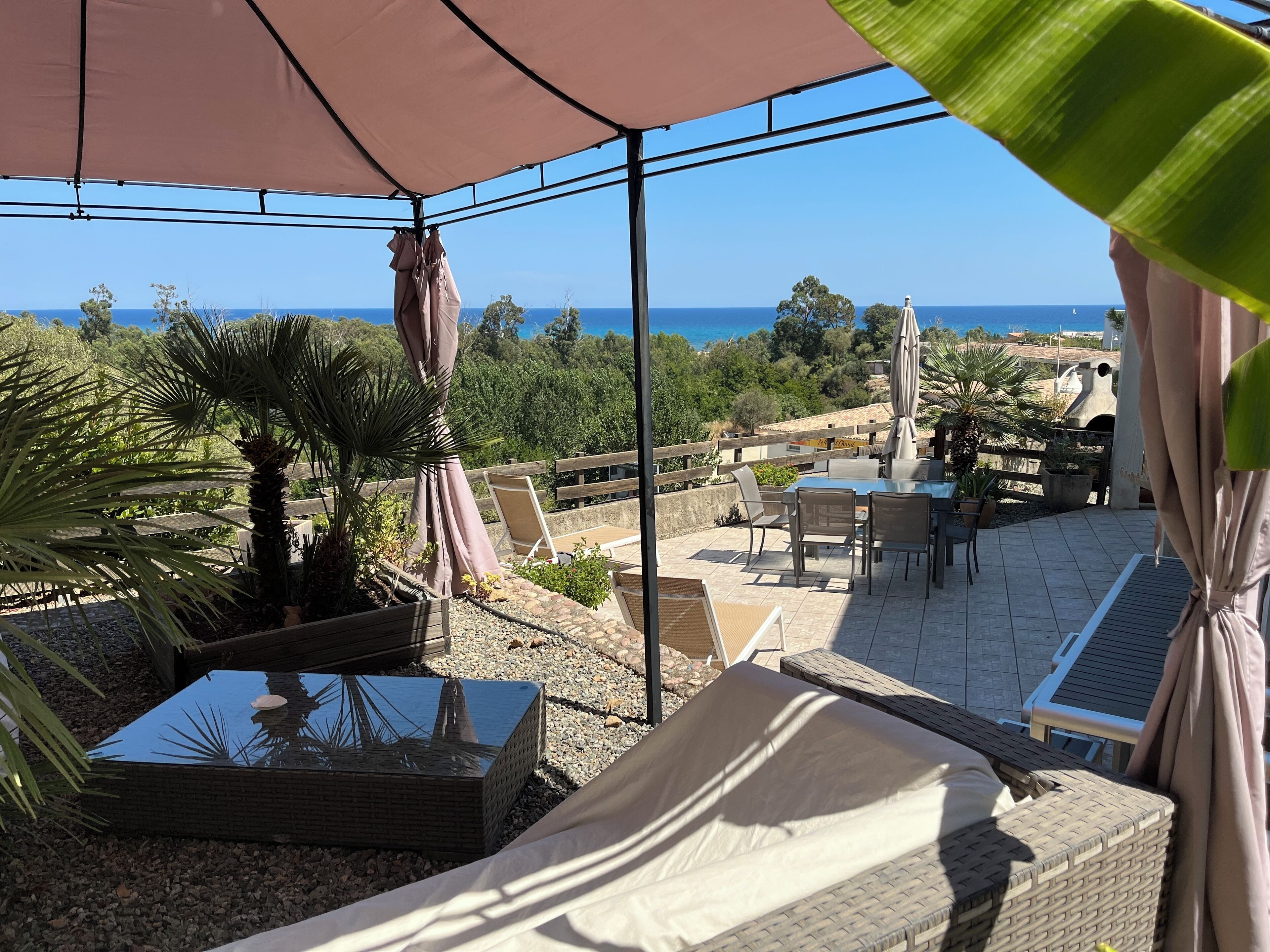 屋外ダイニングエリア