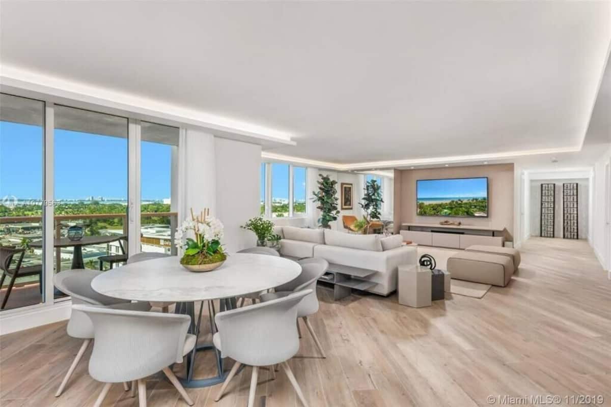Departamento familiar, 3 habitaciones, vista a la ciudad | Área de sala de estar | Televisión LED de 85 pulgadas con canales por cable y televisión