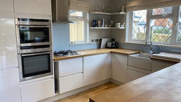 House, 3 Bedrooms | Private kitchen | Fridge, microwave, oven, stovetop